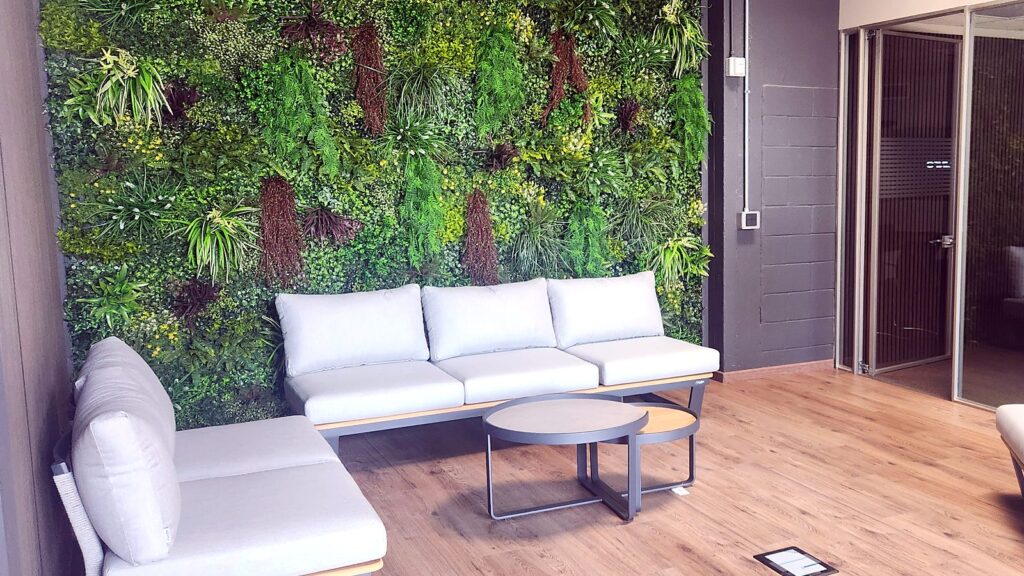 Area relax con parete verde negli spazi Media Solution vicino a Saronno