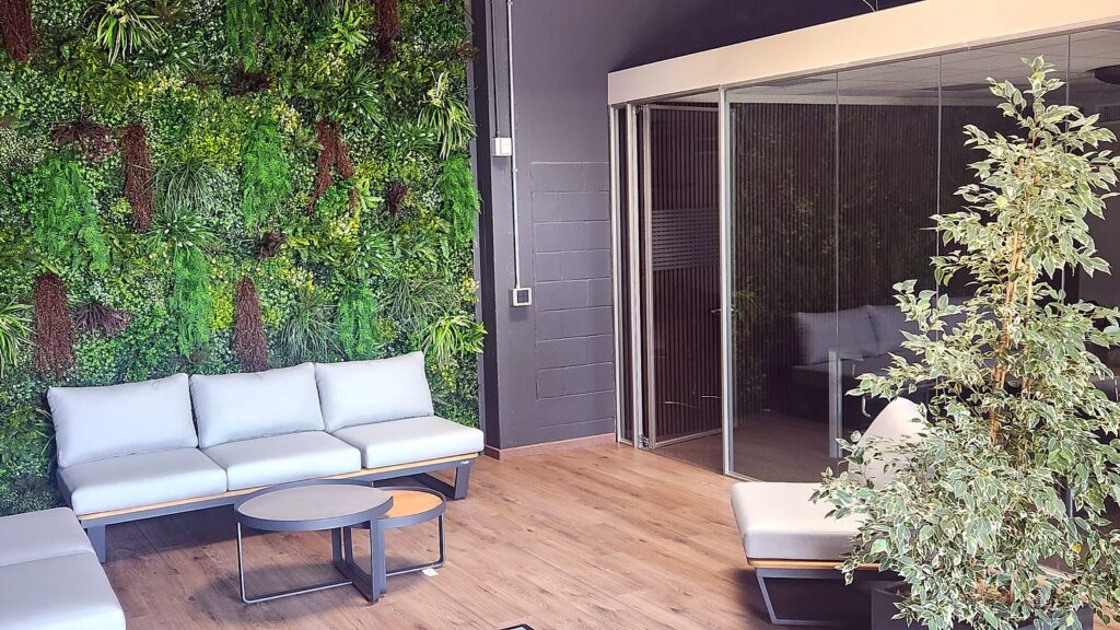 Area relax e sala riunioni vetrata di Media Solution a Caronno Pertusella