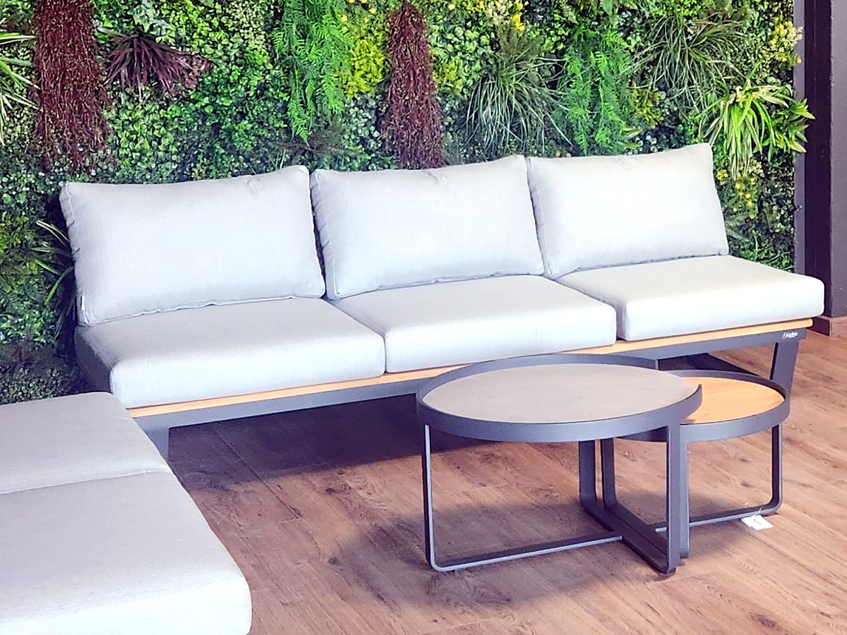 Divano dell'area relax con parete verde – Media Solution