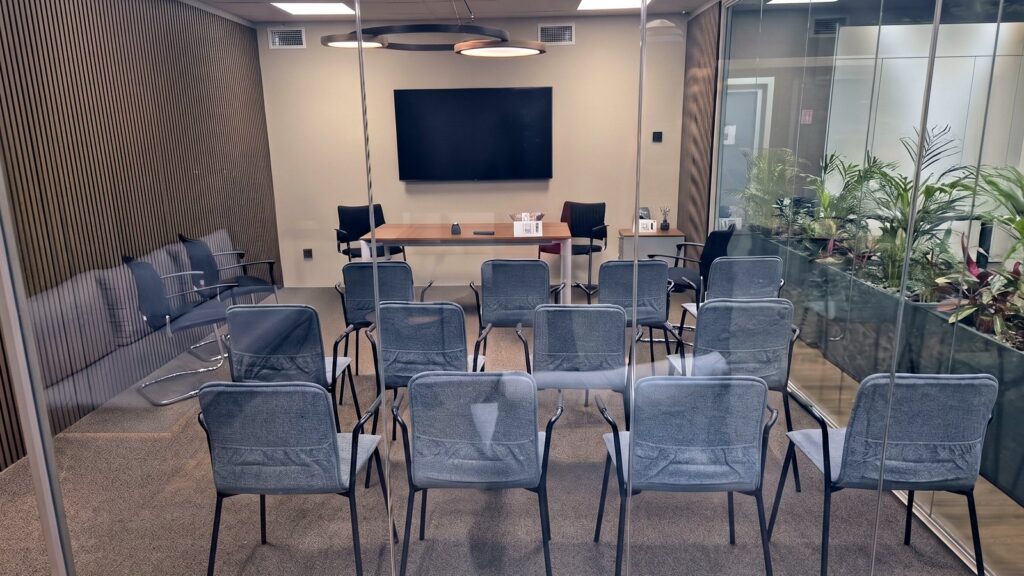 Sala per assemblee condominiali fino a 16 persone con monitor 55 pollici – Media Solution, Caronno Pertusella