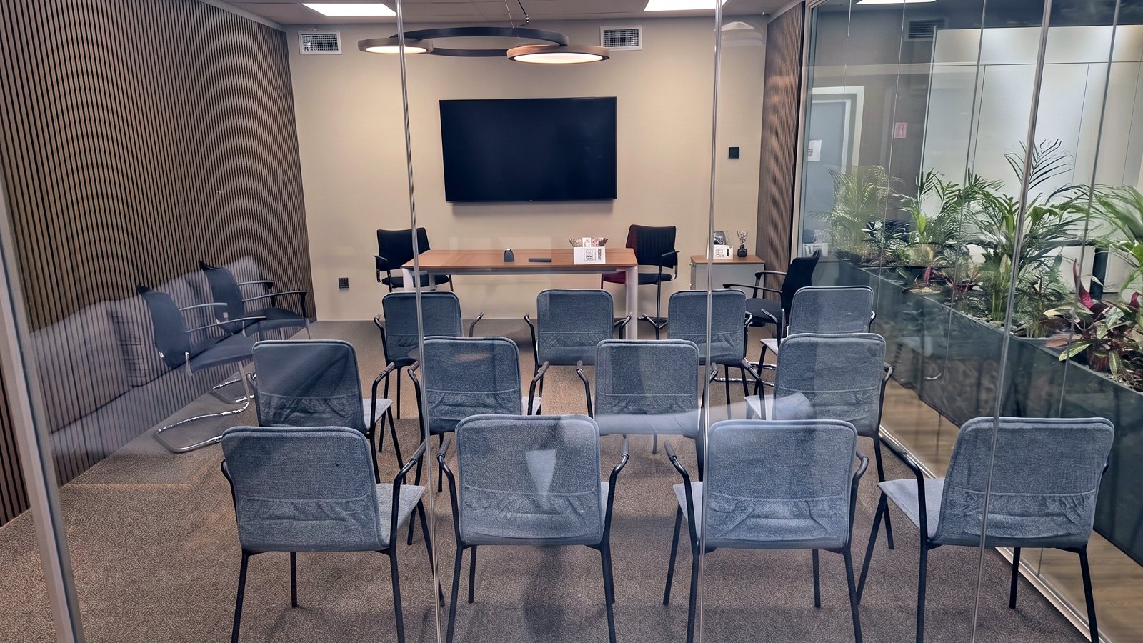 Sala corsi da 16 posti con monitor 55 pollici – Media Solution, Caronno Pertusella