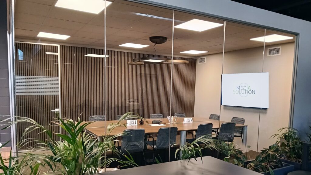 Sala riunioni da 14 posti con monitor 55 pollici vicino a Saronno – Media Solution, Caronno Pertusella